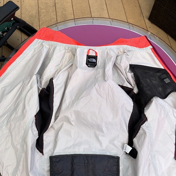 The north face windbreaker with stow pockets in excellent condition - Picture 12 of 16